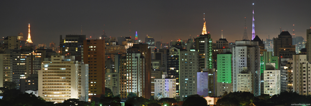 Invista em São Paulo. Prédios no horizonte da cidade.